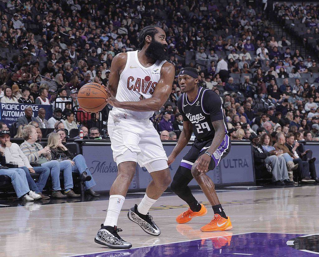 哈登首秀下半场7中6+2关键三分 读秒时刻4分+1防守篮板